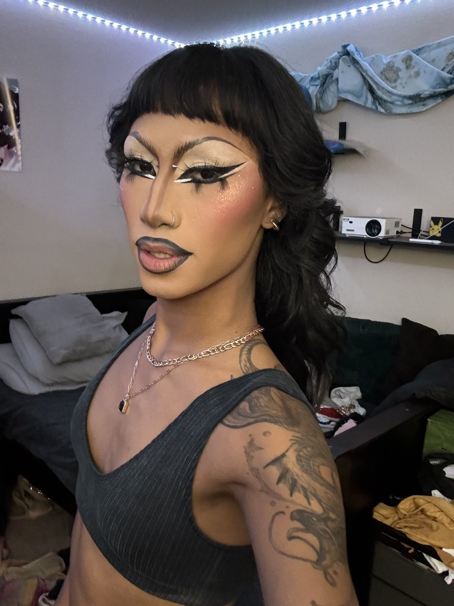 umaminoni1's tweet photo. 1hr rush mug and rocking my natural hair for the first time b4 a gig makes my gender euphoria levels📈 https://t.co/shqUVKrCZy