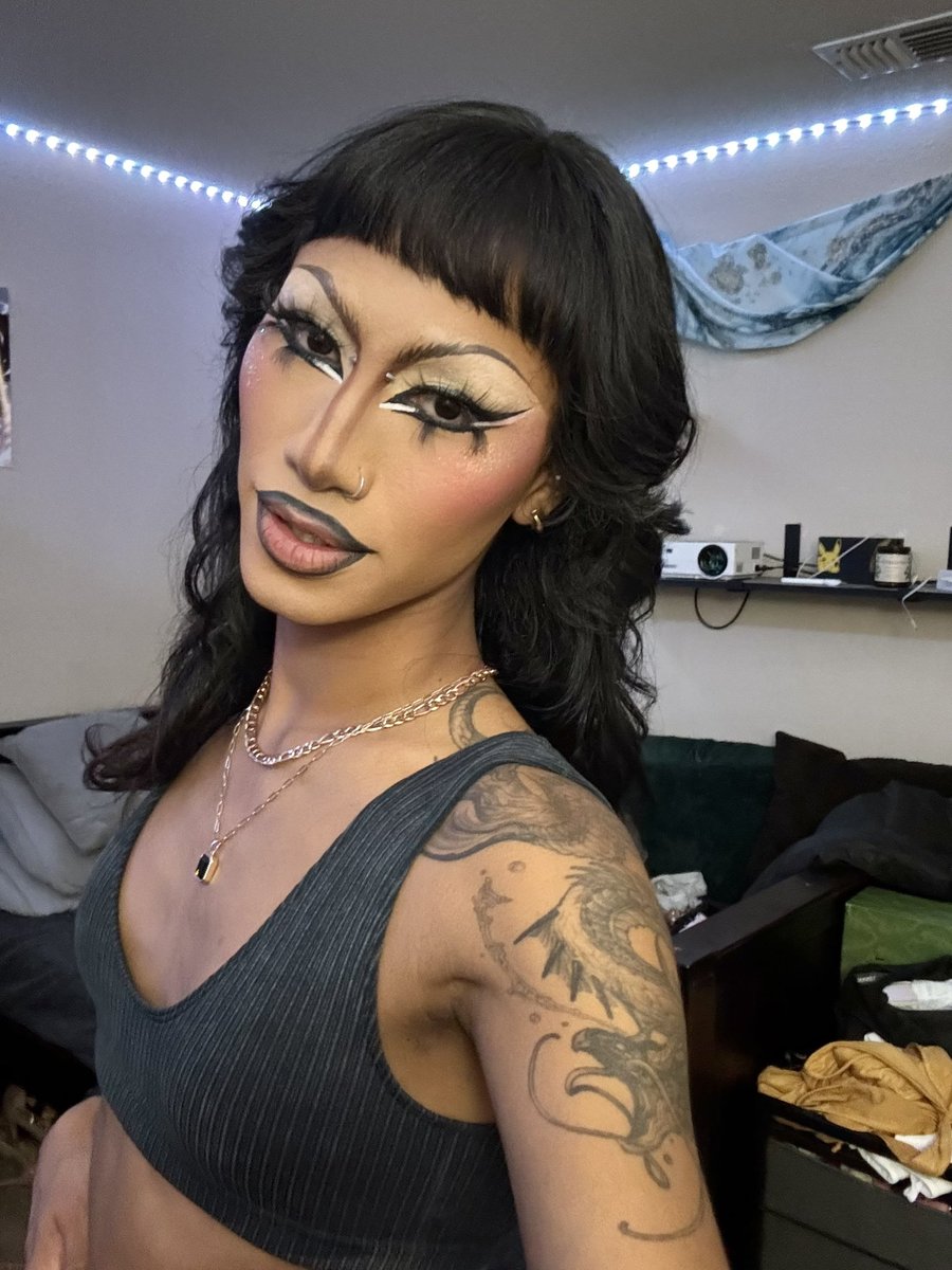 umaminoni1's tweet photo. 1hr rush mug and rocking my natural hair for the first time b4 a gig makes my gender euphoria levels📈 https://t.co/shqUVKrCZy