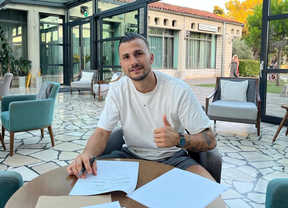 𝐌𝐚𝐭𝐨 𝐌𝐢𝐥𝐨𝐬̌ 𝐣𝐞 𝐜̌𝐚𝐫𝐧𝐨-𝐛𝐞𝐣𝐥𝐢!

Sobotni večer pred jutrišnjim derbijem prinaša kadrovsko novico iz Fazanerije. Več - nsmura.si/mato-milos-je-…

#čarnobejli #mismomura #samomura