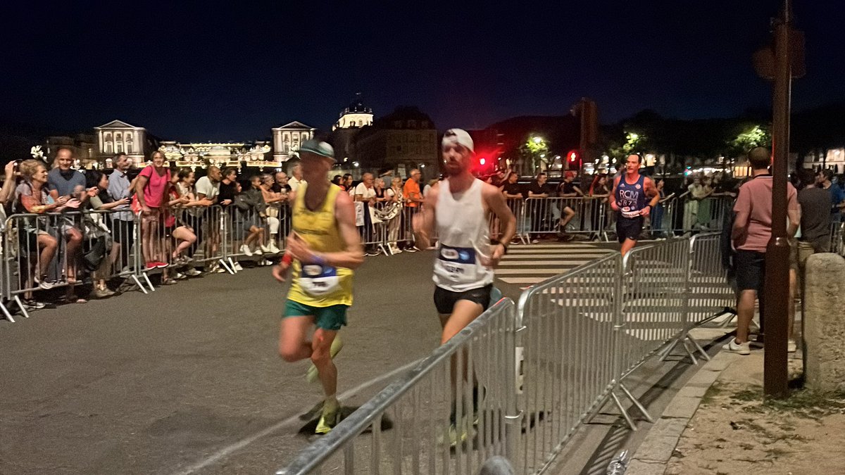 Alors que pour beaucoup la douleur de l’effort se lit sur les visages, d’autres n’hésitent pas à faire le show en se filmant, tapant dans la main des spectateurs, ou en applaudissant. Certains ont même décidé de courir … en costard cravate #mpt #Paris2024