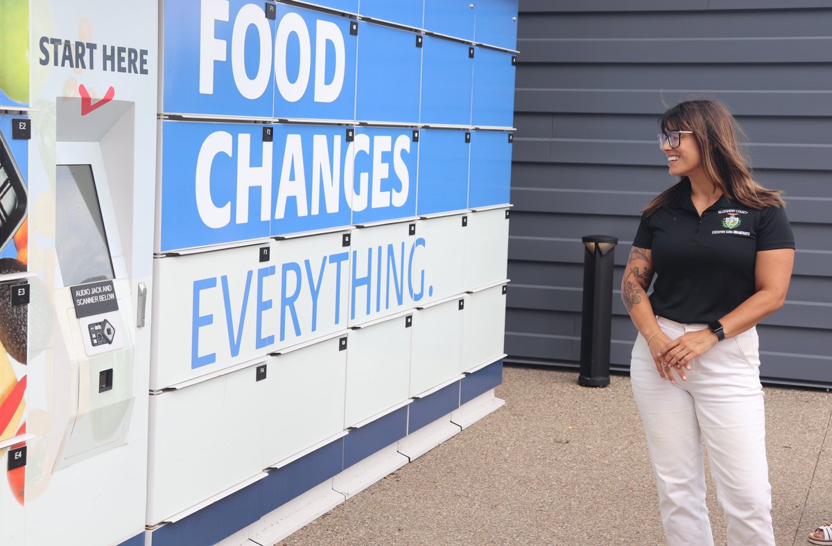 PghFoodBank's tweet photo. Thank you, @Innamo, for visiting!
🤝 
After touring our warehouse, she held a roundtable with community members &amp; local leaders to share how her office is working to ensure all neighbors have access to quality foods.

Learn more about advocacy 👉 https://t.co/d6ED6xmRts https://t.co/dztbm4Ma2b