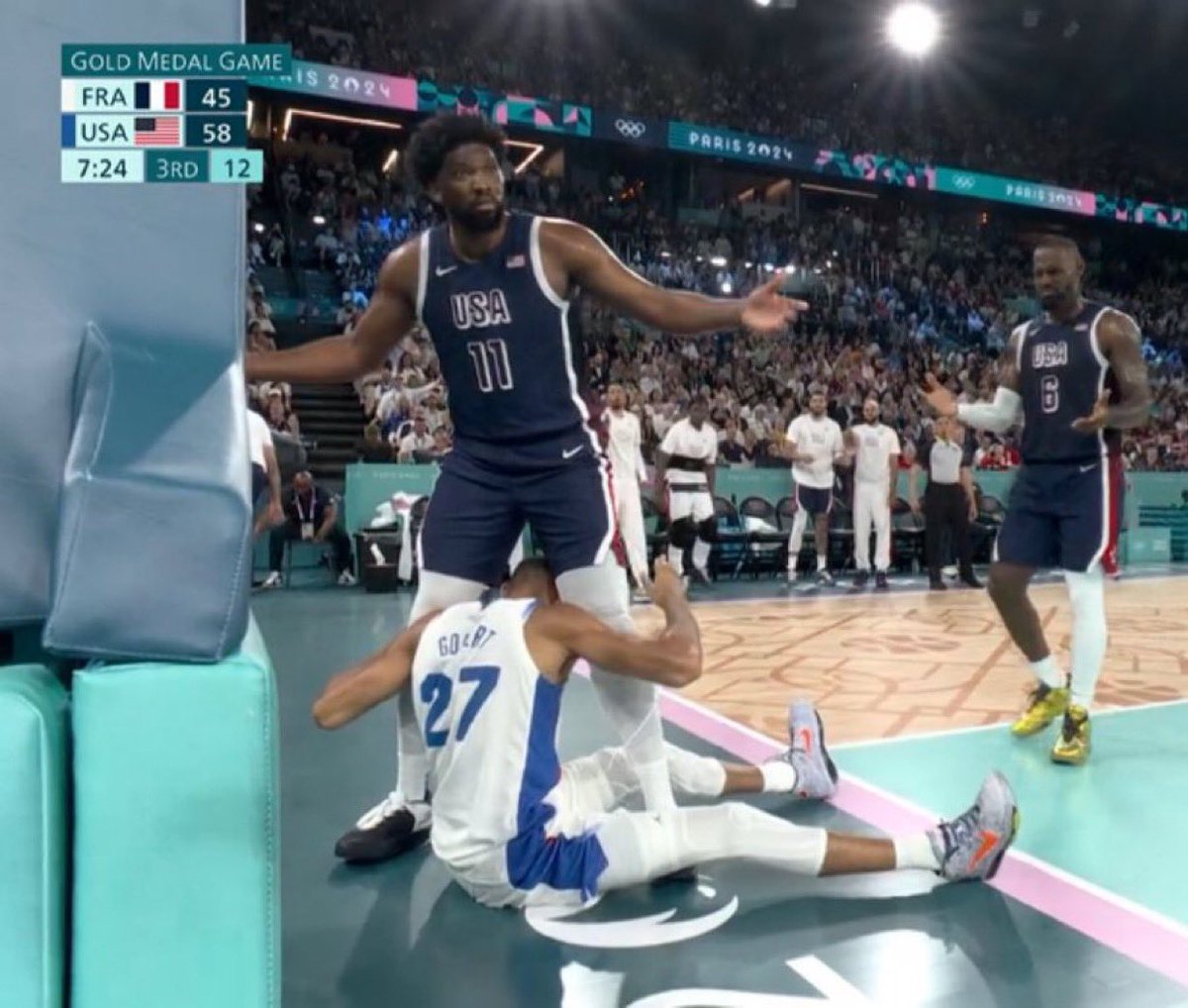LordBalvin's tweet photo. There is no explanation to what is happening in this picture 😭😭

BRON IN THE BACK IS KILLING ME https://t.co/H36UclbLko