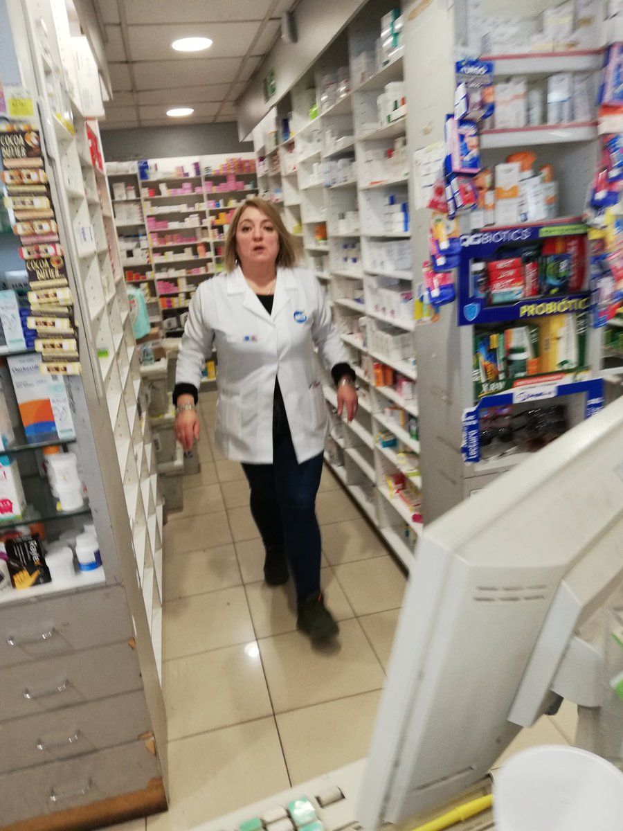 FelipeHerreraB's tweet photo. En la farmacia @salcobrand_cl de Chile España con Simón Bolívar esta dependiente el preguntarle por antigripales en promoción respondió "Esto es @salcobrand_cl todo es caro, vaya a una farmacia de barrio" no se si esa el lema de la empresa o el trato a sus clientes. https://t.co/dmwkWJIy5F
