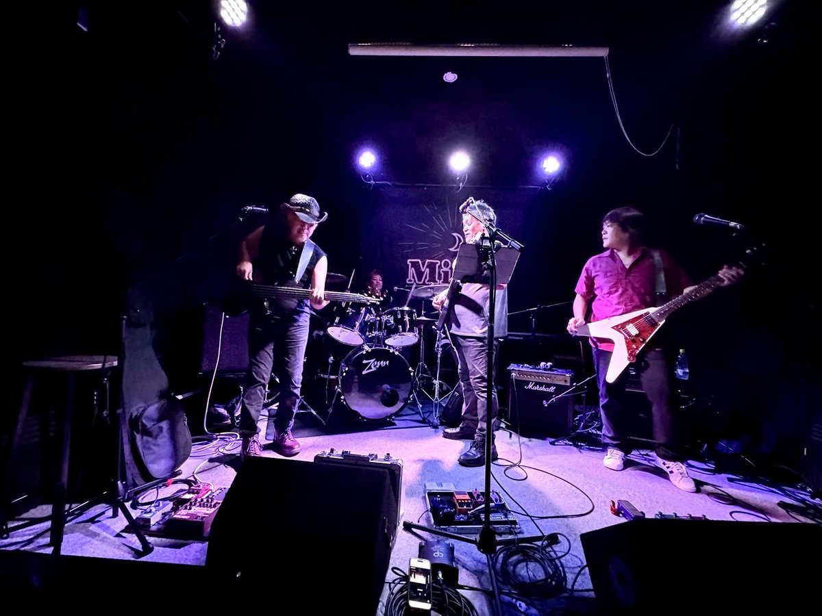 blackrain201301's tweet photo. 昨夜、LIVE HOUSE &amp; BAR Mizoo 一周年記念」にお越し頂きました皆さま、大変ありがとうございました。

演者の皆さん、Mizoo、そしてスタッフの方々、二日間PAで気張ってくれた小西くん、大変お世話になりました。
ありがとうございました。 https://t.co/ilkd4i1Oqu