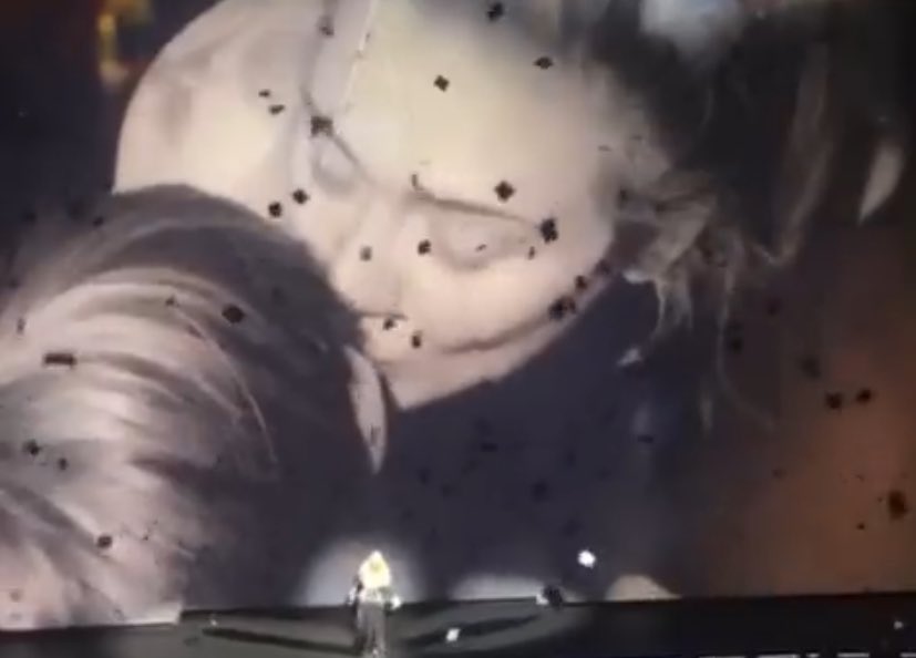 fxckingdaydream's tweet image. [When We Were Young]
"Esta canción la escribí para mi tercer álbum. El cual salió después de que salió la canción que le estaba presentando antes (Someone Like You). Tuve un hijo. Él está aquí te amo Peanut. Y todo en mi vida cambió tan drásticamente, principalmente por ti Peanut