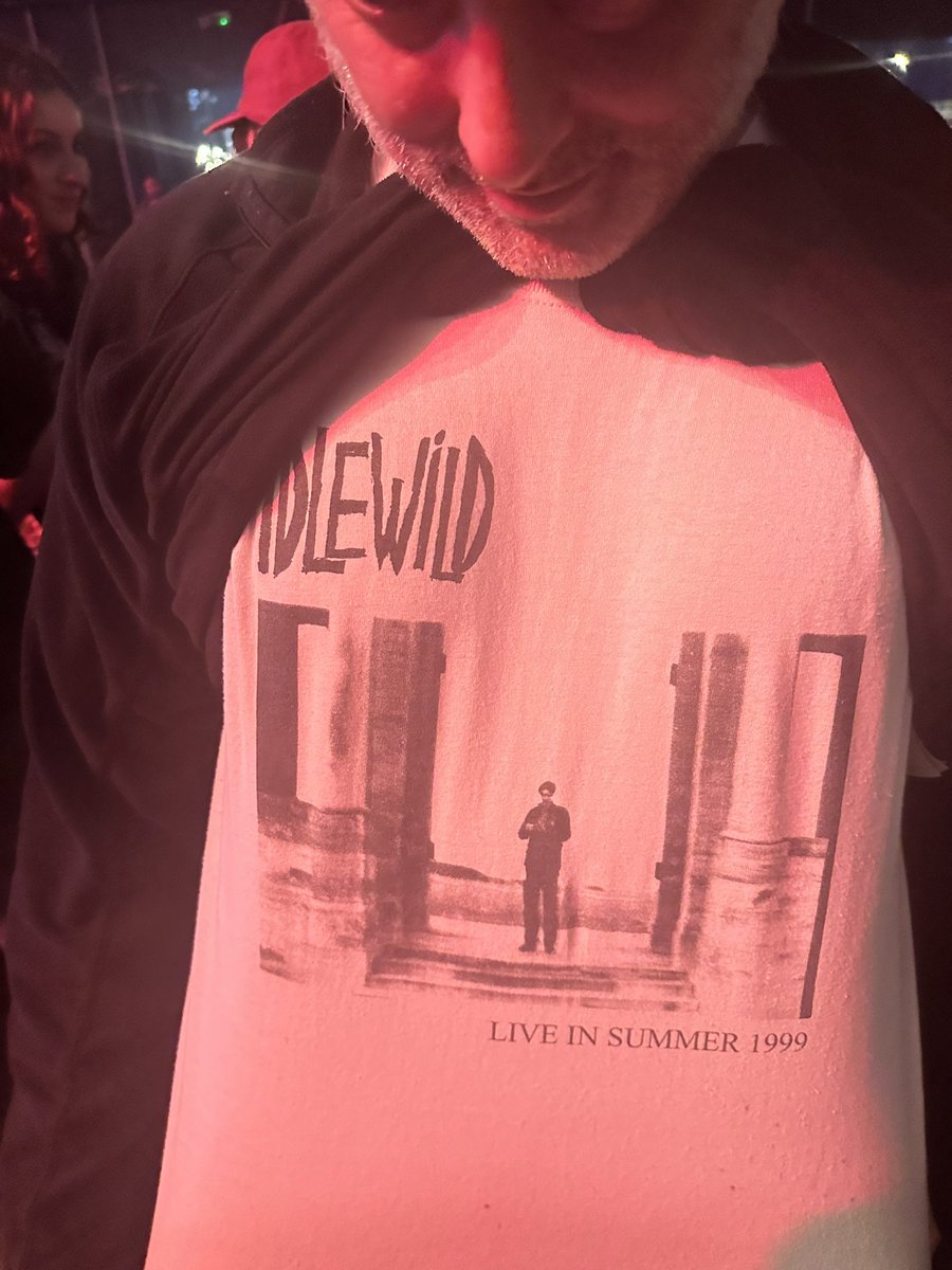 drstevebirrell's tweet image. At @fringebythesea2 sporting a 25y/o @IdlewildtheBand shirt. If that was whisky it’d be worth a fortune! Pls play queen of the troubled teens and Paint Nothing xx