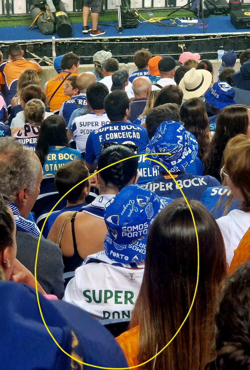 As camisolas do Porto deviam estar para lavar e nao tinha outra