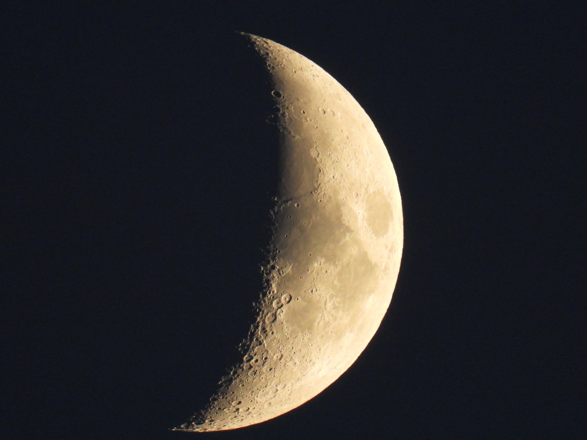 lakazel's tweet photo. Es war so schön und ich bin noch ganz ergriffen, den #Moon so schön in der Natur zu sehen! Daheim wohne ich zu tief. Noch nie habe ich so viele #Moongates auf einmal gesehen: links von Theophilus und links von RupesAltai unter Fermat, alles am Terminator. Aber der Mond stand tief https://t.co/mkD5npLuHn