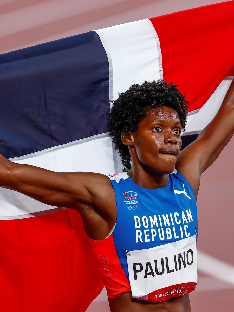 CTuria's tweet photo. Si el deporte es superación, Marileidy Paulino, la ganadora dominicana del oro de 400m, es una auténtica campeona. Vivía hasta hace poco en una casita de zinc, abandonada por su padre de pequeña, ella y su madre han vencido todas las adversidades. Van a hacer una película. https://t.co/EPIr7rZtHQ
