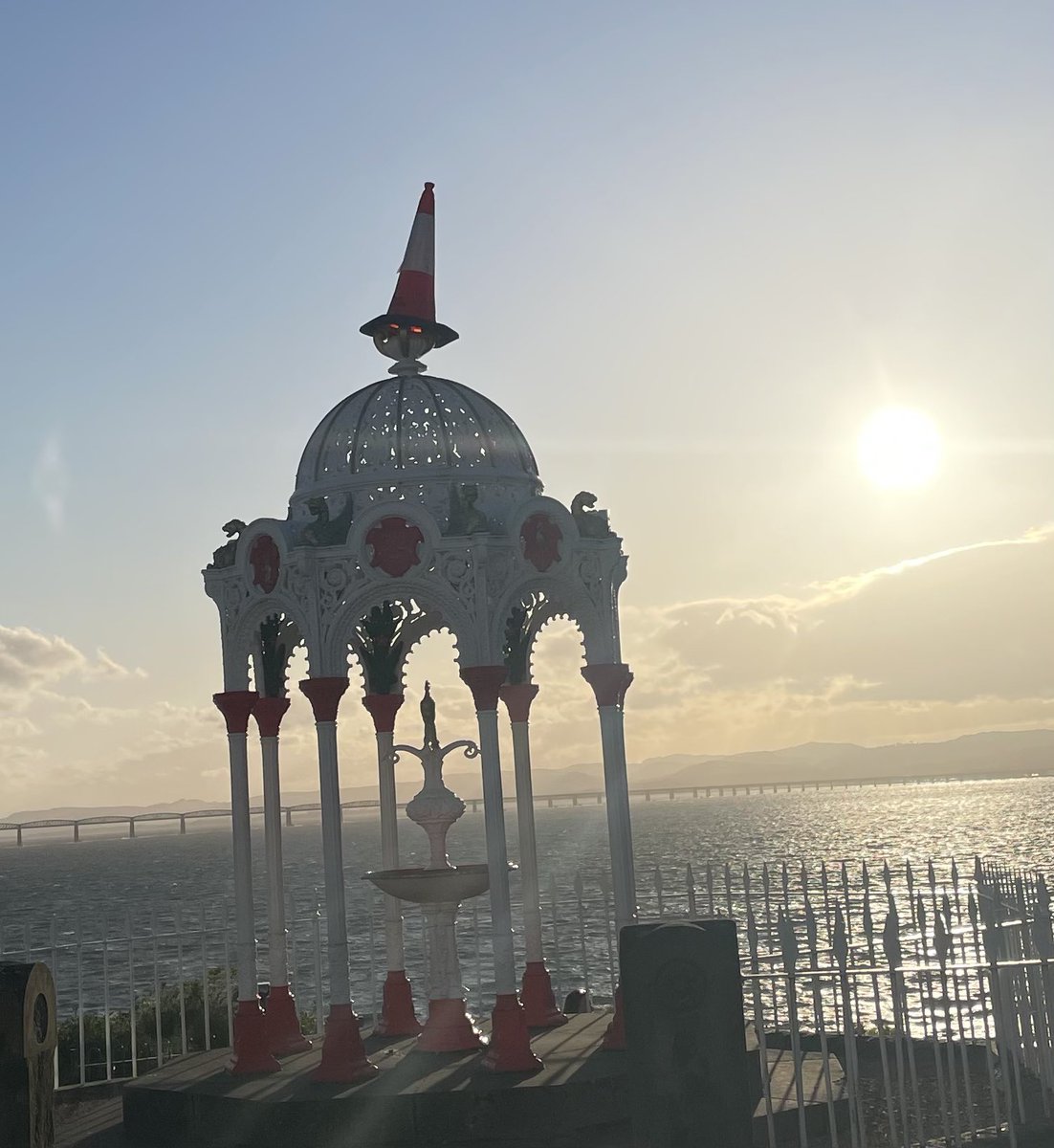 ArRobbo71's tweet photo. #ukprotest have finally hit the #taysideriviera
We must #StopTheBoats from deepest darkest #fife
Since #fifexit #NewportonTay has enough berry pickers and our own immigration policy
Have to admit though
We do it in style…
#tsyside #rivertay #kingdom #NBU https://t.co/FMdjiIhntu