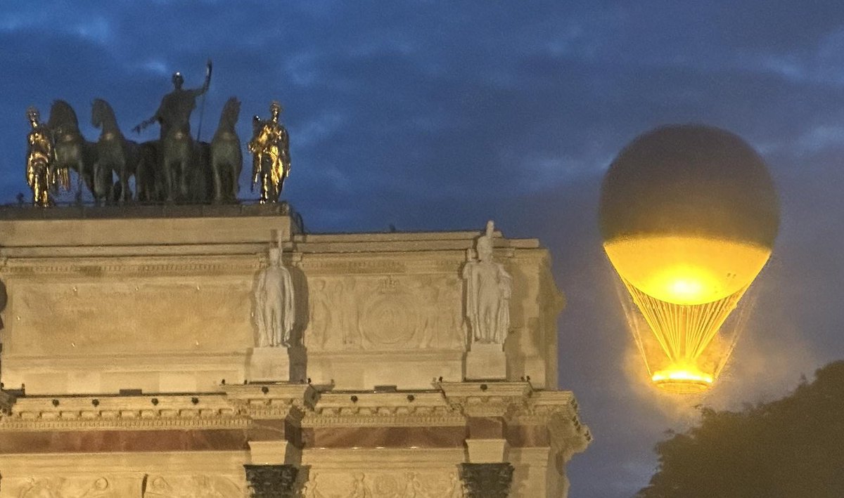 #Vasque the Olympic Cauldron taking off from #JardindesTuileries at <a href="/MuseeLouvre/">Musée du Louvre</a> #Paris2024 #Olympics