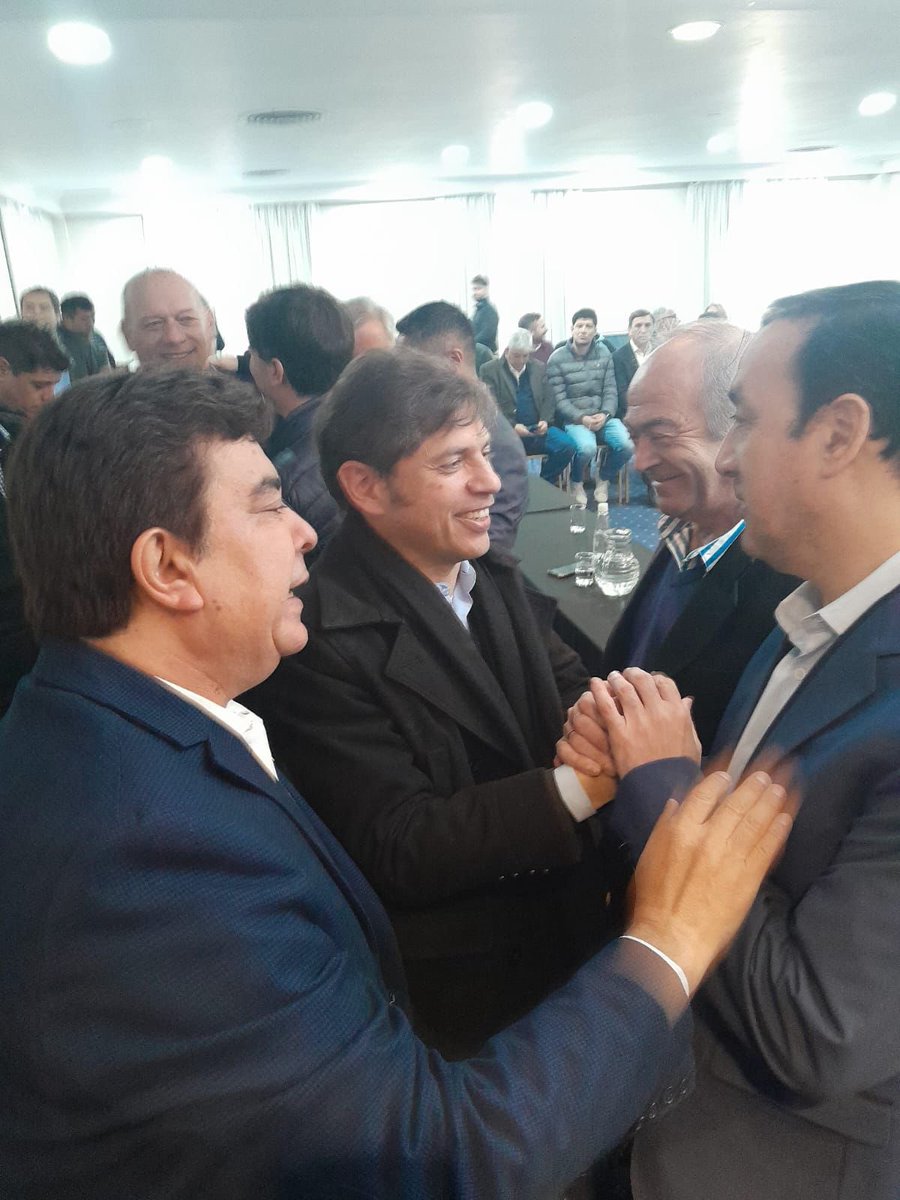 roxanareyessc's tweet photo. Una más de @pablograssook intendente de Río Gallegos, abrazándose con Espinosa, dejando muy claro de qué lado está cuando de repudiar a un procesado por abuso sexual se trata, repitiendo la postura que mantuvo con relación a Maldonado, su concejal y a Soloaga el comisionado de Fomento procesado por y en funciones, Unidos…