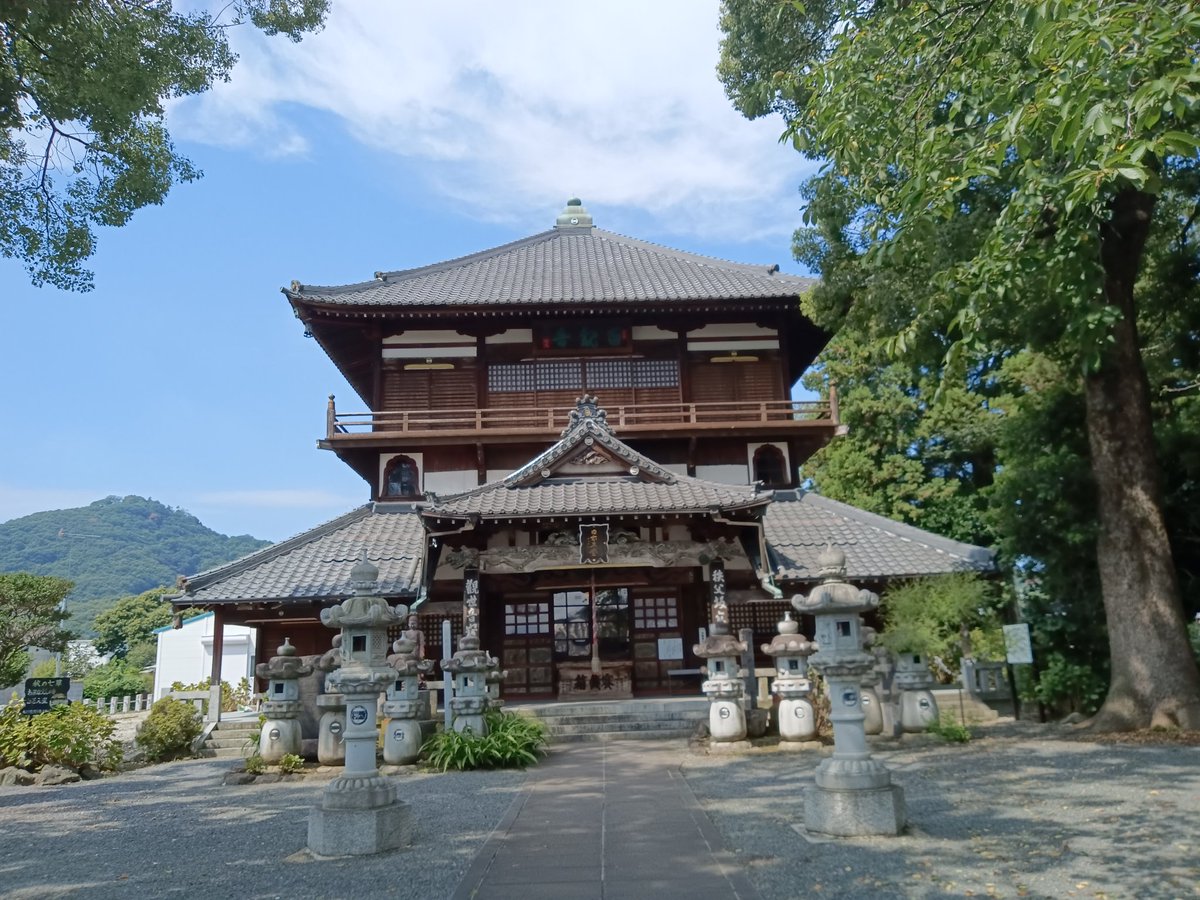 hiro_0911's tweet photo. 太田市　曹源寺さざえ堂
朝一番で頂きました。　
今月もおみくじ引いて中吉でした。
🌻向日葵とさざえ堂
少し早かったので本堂横のベンチ
で風🎐が気持ち良いな。
#太田市
#御朱印
#限定御朱印 https://t.co/EWfjKPuLNe