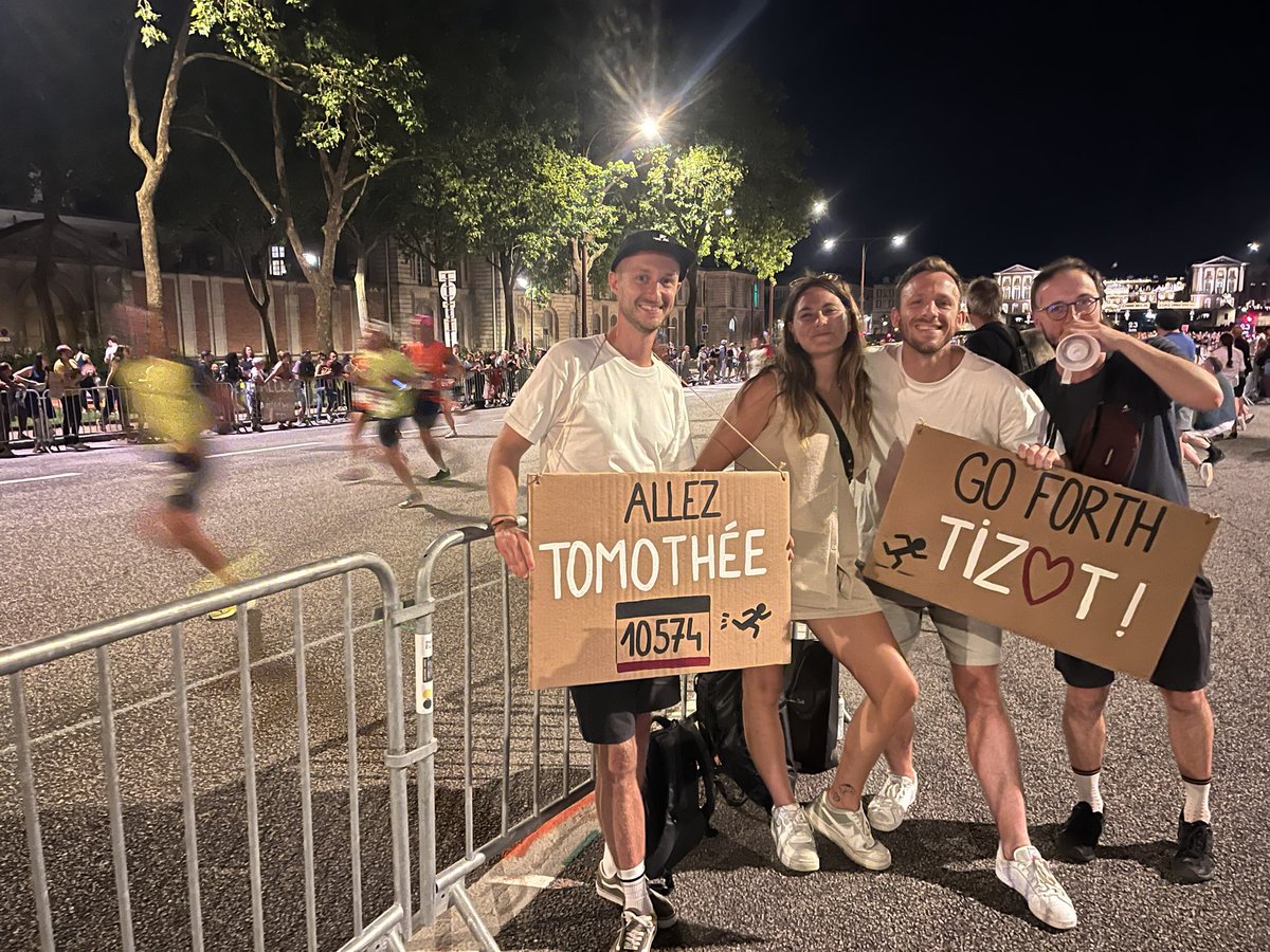 Manon, Simon et Lucas ont fait la surprise à Timothée, alias Tomothée. Cet habitué des trails espère finir ce Marathon pour tous en 3h30. « Ça être être dur, on pense qu’il a 20 min de retard. Il ne sait pas qu’on est là. On a fait la route aujourd’hui pour le soutenir » #mpt