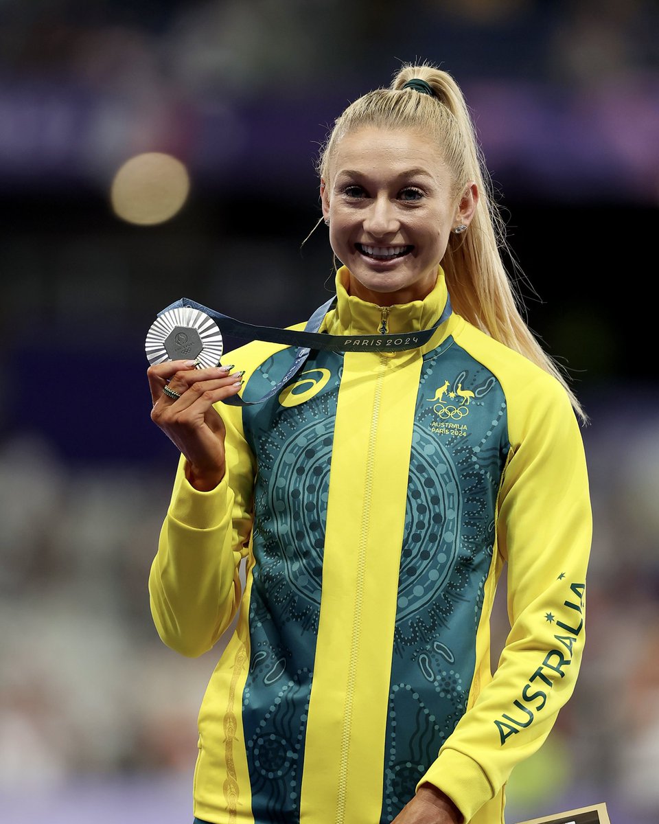 OregonTF's tweet photo. Medal in hand🥈

#GoDucks x #OlympiansMadeHere 

📸 @GettyImages https://t.co/ArtjfDXL77