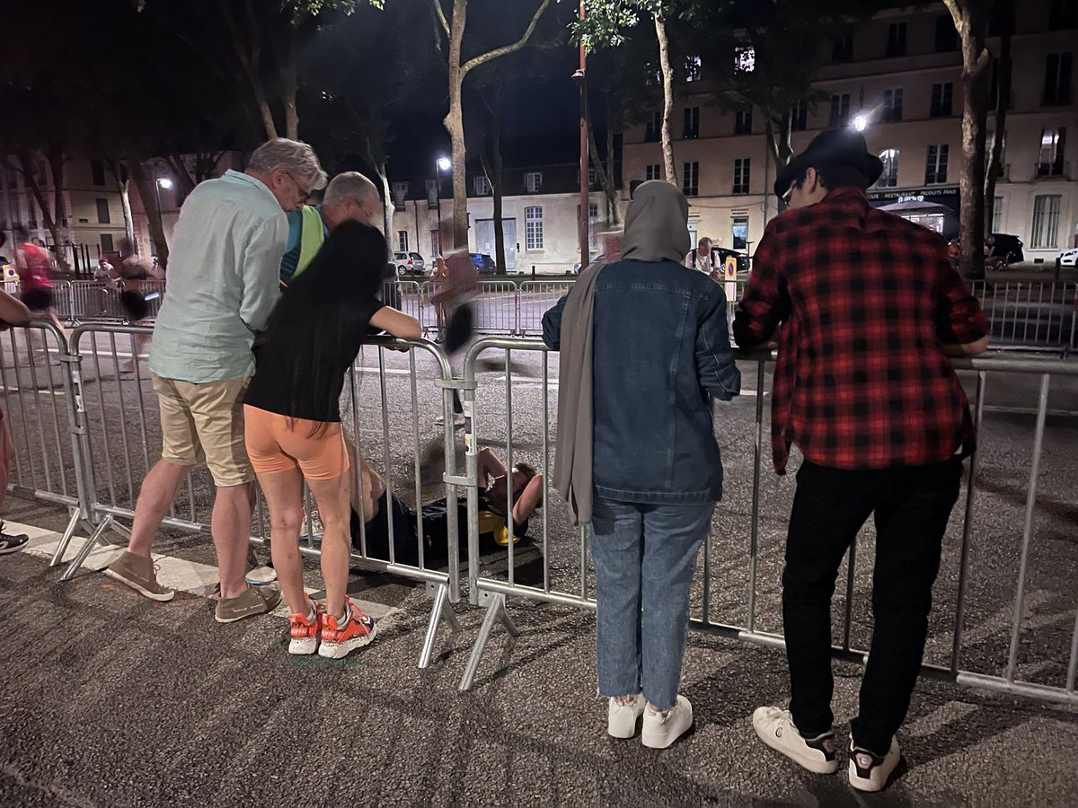 Le km 23 correspond à la moitié du parcours. Pour certains, ce sera la fin de l’aventure comme ce coureur saisi de crampes aux cuisses. Il a aussitôt été épaulé par des passants et un bénévole qui ont tenté de soulager sa douleur. « Ça brûle de partout », confie l’homme au sol
