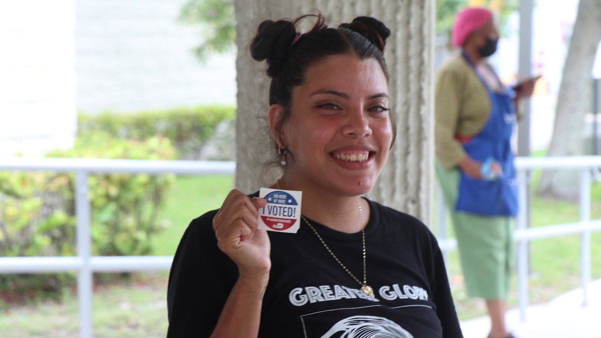UNITEHERE_SoFla's tweet image. 1️⃣0️⃣days until Miami’s Primary Election!
✈️🗳️Airline catering workers & canvassers showed up strong at the polls to support leaders who stand up for workers' rights, like @MayorDaniella, @KeonHardemon, and @RaquelRegalado.