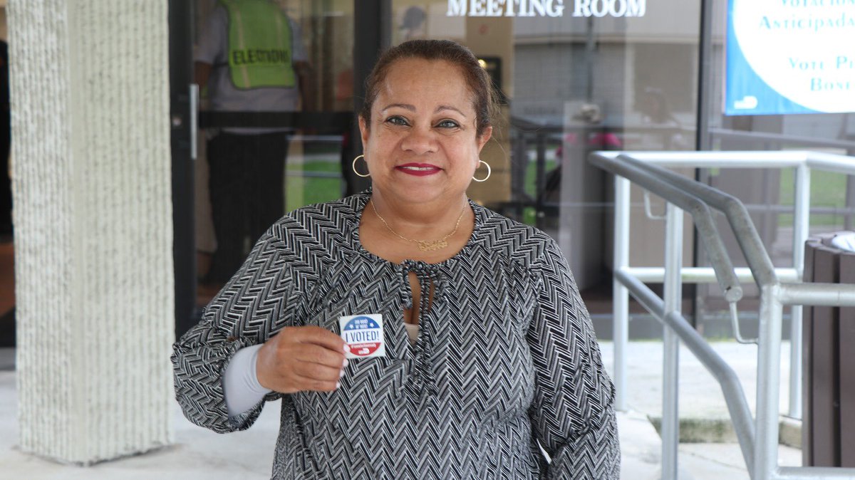 UNITEHERE_SoFla's tweet image. 1️⃣0️⃣days until Miami’s Primary Election!
✈️🗳️Airline catering workers & canvassers showed up strong at the polls to support leaders who stand up for workers' rights, like @MayorDaniella, @KeonHardemon, and @RaquelRegalado.