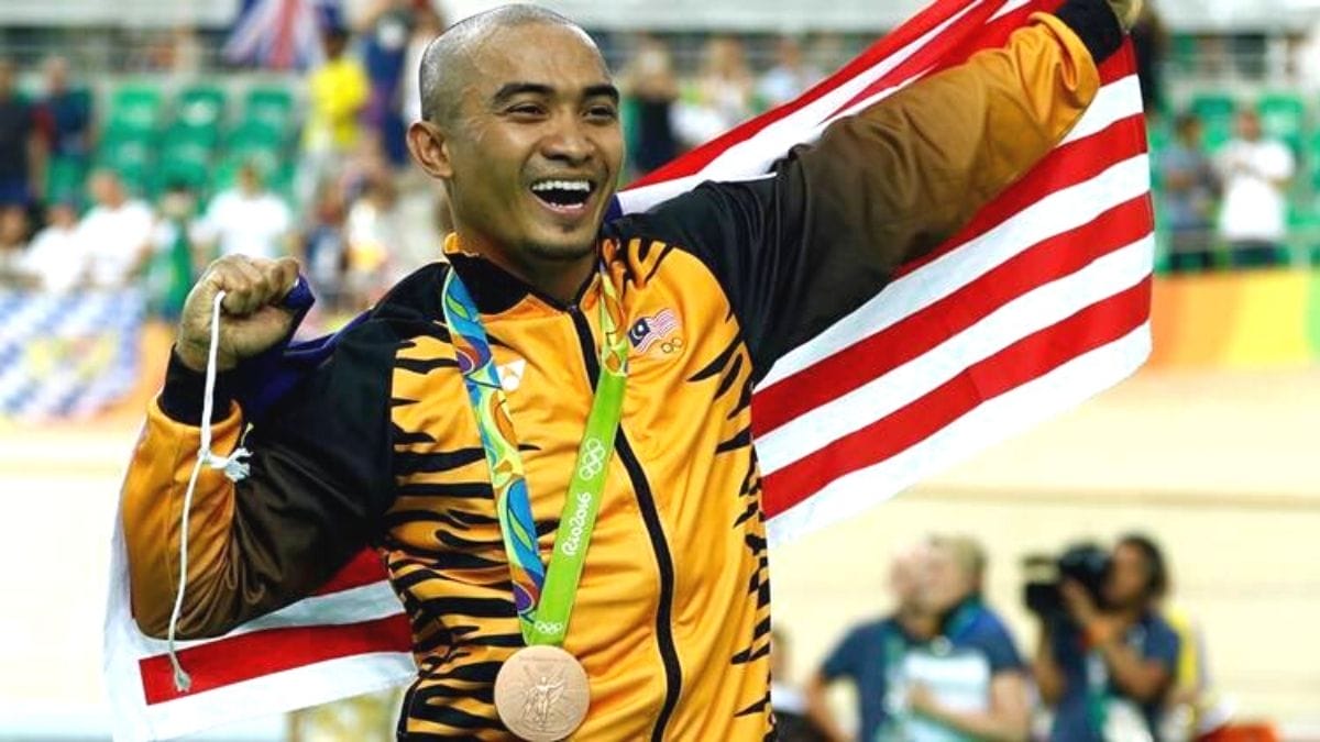 aiurrrs's tweet photo. I ain't putting a sad photo for his last olympics journey cuz whatever the results is he is still the Pocket Rocketman and the best cyclist Malaysia ever had 🤍🫂

#TerimaKasihDatoAzizul https://t.co/kp4jFX43O8