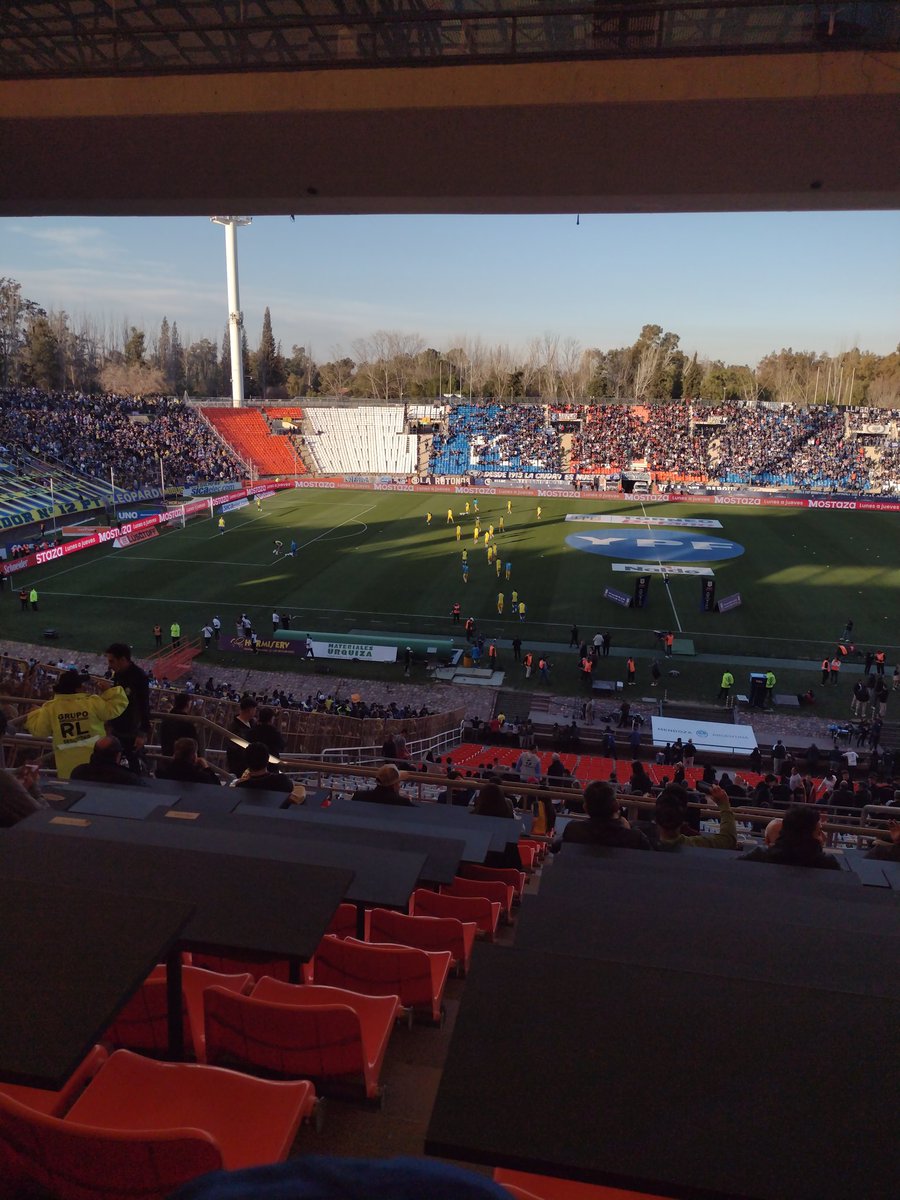 Recién llegados al Estadio Malvinas Argentinas de la Ciudad de Mendoza y ya ubicados en el sector de prensa 
Hoy juega Boca frente a Independiente Rivadavia con la obligación de ganar como visitante