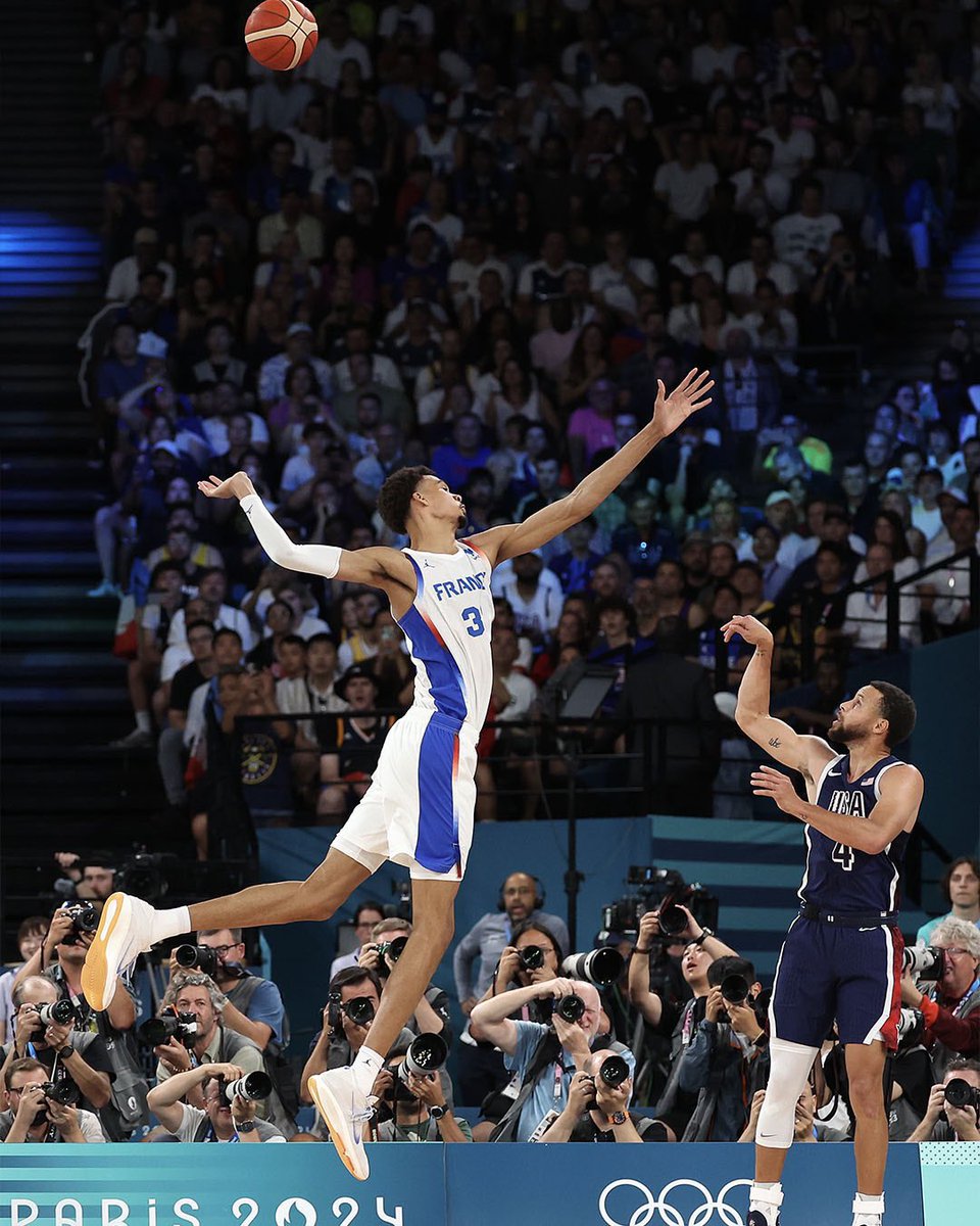 Si sumamos lo que hizo en la semi el otro día y la barbaridad del final de hoy, yo creo que podemos decir tranquilamente que es el oro de Curry.

Salvaje meter este tiro. Revolucionar el baloncesto. Y ganar cualquier partido desde el triple. Salvaje hoy.