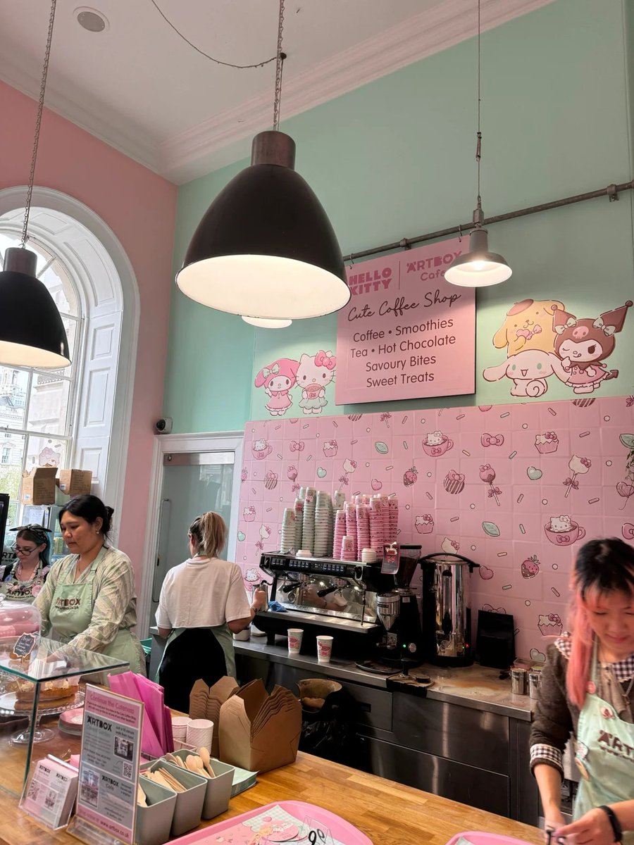 DBrunat's tweet photo. Hello Kitty Cafe 🇬🇧 https://t.co/dvHq6agRGu