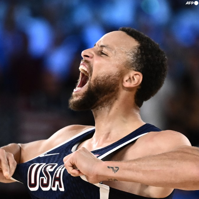Lo tienes que poner en la misma mesa que Michael Jordan, LeBron James y Kobe Bryant. En el TOP 5 histórico del basketball. Sin discusión. Aprende a respetar al MVP de LA MEDALLA DE ORO del Dream Team de París 2024. Respeta al mejor tirador de todos los tiempos. Somos unos