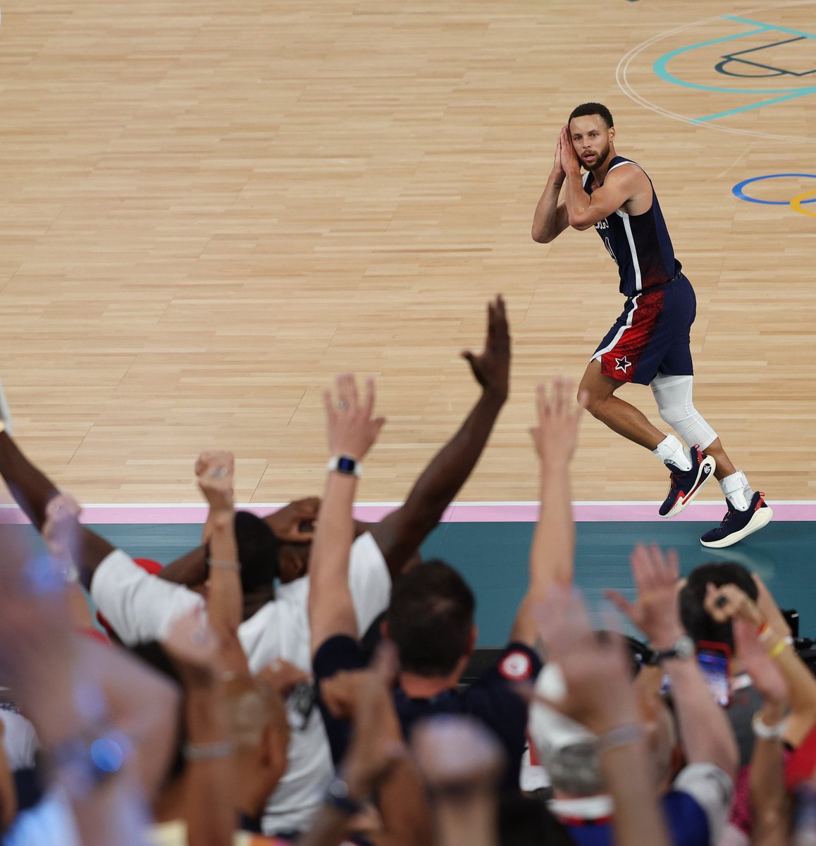 This guy 🔥 

In a team of stars he stands out, just look at his team mates reaction to him &amp; his shot making #StephCurry