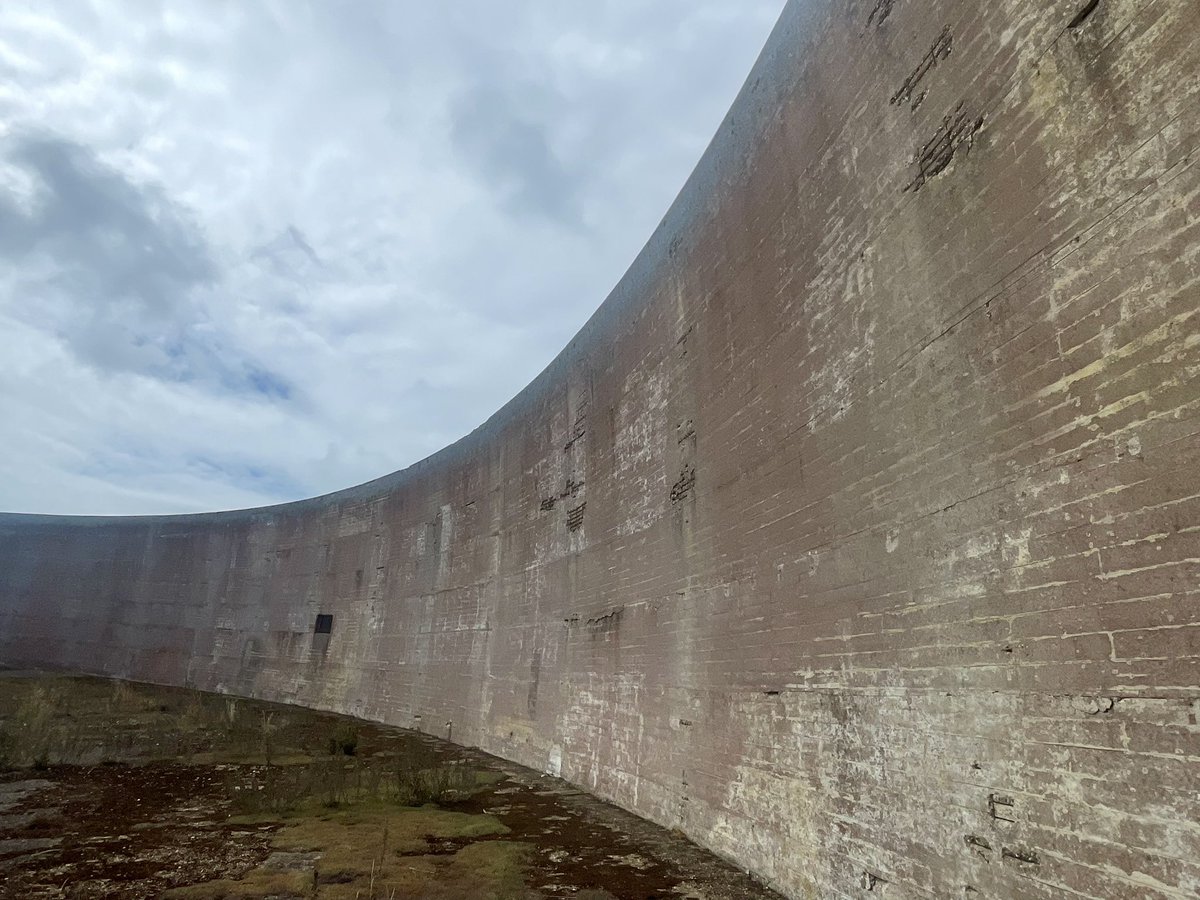 LizAtkin's tweet photo. Finally made it to the sound mirrors aka listening ears / acoustic mirrors in Dungeness, built between 1928 and 1935 to provide early warning of enemy aircrafts before radar. @concreteear @Natures_Voice 

#soundmirror #soundmirrors #denge #dungeness #kent https://t.co/ehXx1Fwvng