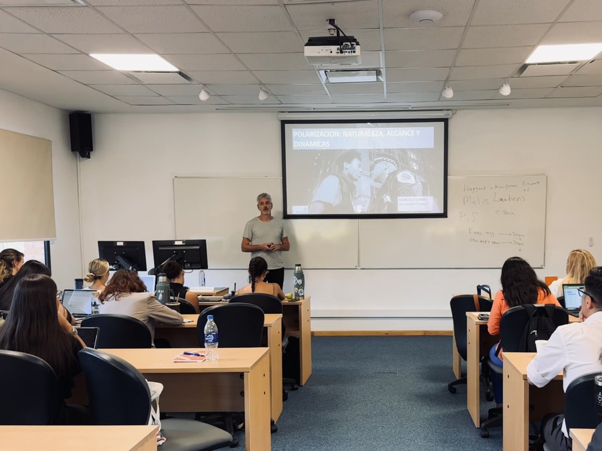 Una de tantas aulas en <a href="/UdeSA/">Universidad de San Andrés</a> donde recordamos, y recordaremos, al profesor Marcelo Leiras. Fue un bastión en el desarrollo de la Ciencia Política y las Relaciones Internacionales en la Universidad. Fue un formador e inspirador nato de gente joven. Fue un querido colega y amigo.