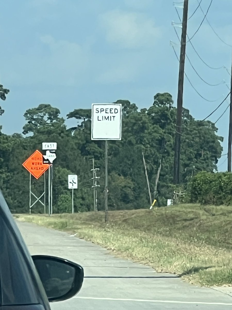 LandrieY23's tweet photo. Texas highways be like https://t.co/4qm0lqJoQs