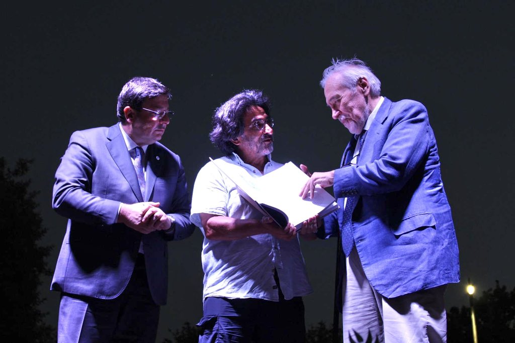 Kadim tarihimizin havasını soluma imkanı bulduğumuz Troia Antik Kenti'nde 61. Uluslararası Troia Festivalimizin açılışını gerçekleştirdik. 

Bu seneki Homeros Bilim Kültür ve Sanat Ödülümüzü de kıymetli tarihçimiz Prof. Dr. İlber Ortaylı hocamıza takdim ettik. Tarihi ve bugünü