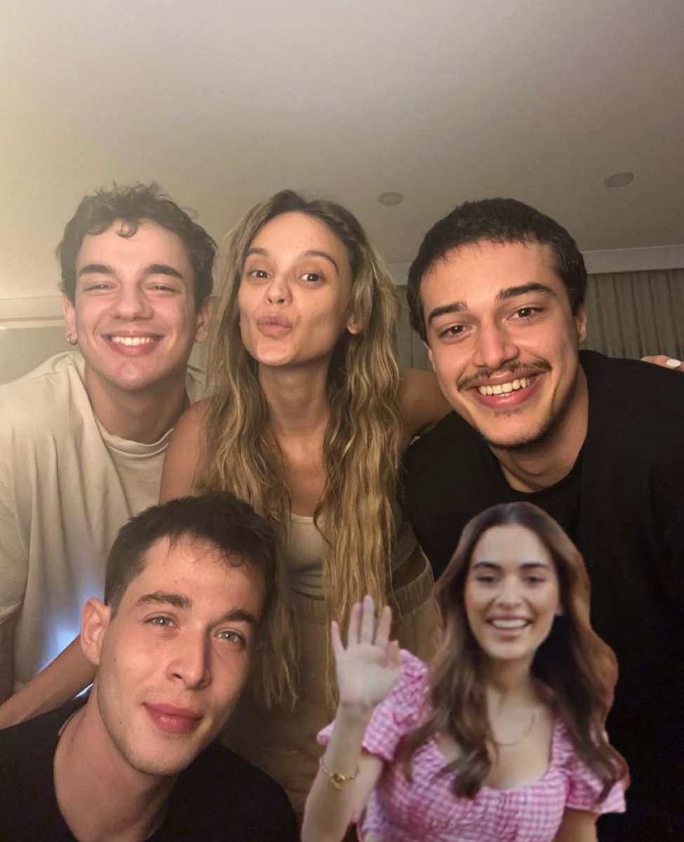 Çağla Şimşek (@caglassimsek) on Twitter photo 