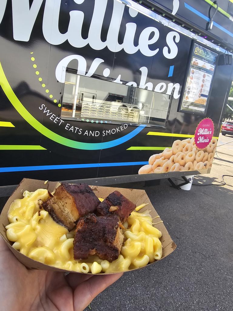 MilliesKitch's tweet photo. S/o to the fan who shared this pic with us! I think they approved 👌 https://t.co/1OSPqK0m7H