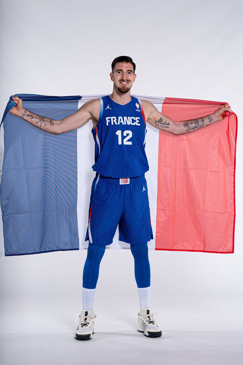TrashTalk_fr's tweet photo. C’est la fin de l’aventure bleue pour Nando de Colo 💔

Quel dernier match. 

208 sélections en 16 ans pour un taulier incontournable de l’EDF au 21e siècle. 

🥇 Euro 2013
🥈 JO 2024
🥈 JO 2021
🥈 Euro 2011
🥉 CDM 2019
🥉 Euro 2015

Merci Nando ❤️🇫🇷🥹

📸 @FIBA https://t.co/My8vGowRDS