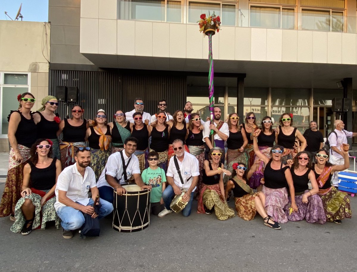 Gran actuació i versos de les @gitanesdellorenç  en la seva Festa Major!!! Son les millors!!! 👏🏻👏🏻👏🏻👏🏻👏🏻 La millor forma d’acabar la #FMdeLlorençdelPenedes #gralla #timbal #tradició #dinapontusenruta <a href="/escoladgrallers/">Escola de Grallers de Sitges</a>