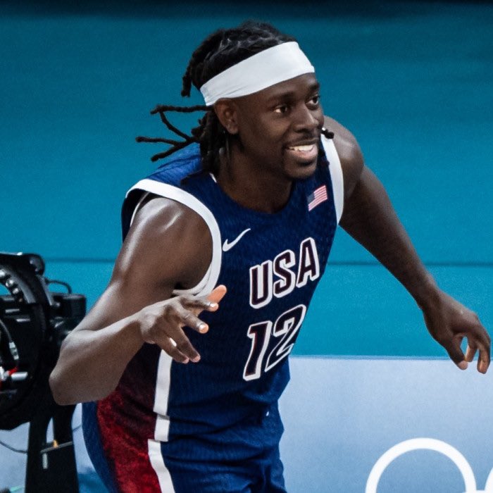 Jrue Holiday rejoint donc Scottie Pippen dans l’histoire du basketball.

2021 : champion NBA + l’or aux JO ⭐️

2024 : champion NBA + l’or aux JO ⭐️

Deux années au sommet du basket.

La plus grande compétition au monde.
La plus grande compétition internationale.

Quel joueur.
