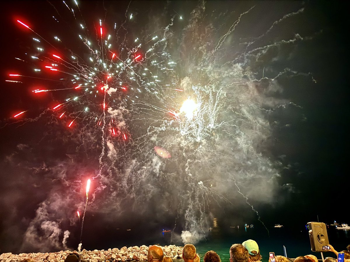 villa_pecunia's tweet photo. 🇮🇹 Festa di San Lorenzo 🇮🇹#manarola #fireworks #cinqueterre #sea #ocean #italy #viarellamore #riomaggiore #shootingstars https://t.co/vAiZrhrQvX
