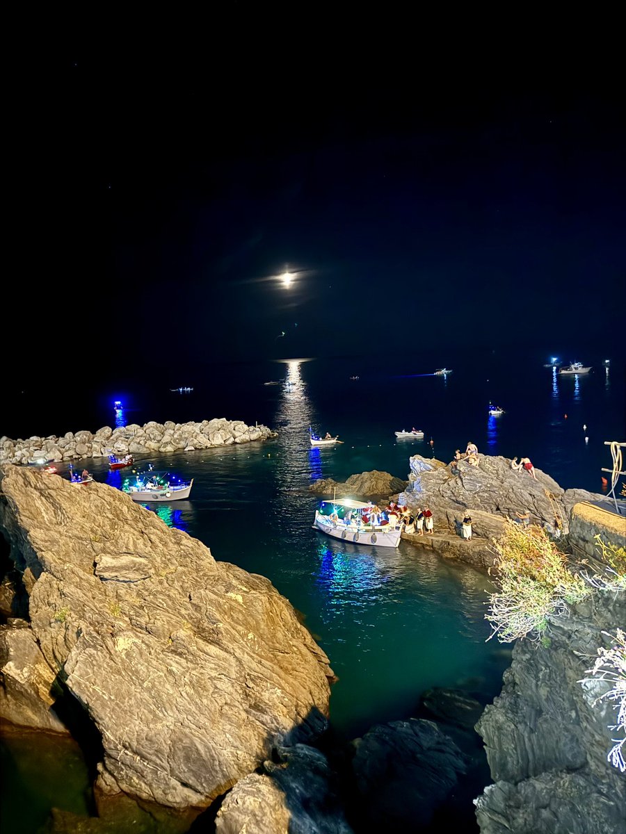 villa_pecunia's tweet photo. 🇮🇹 Festa di San Lorenzo 🇮🇹#manarola #fireworks #cinqueterre #sea #ocean #italy #viarellamore #riomaggiore #shootingstars https://t.co/vAiZrhrQvX