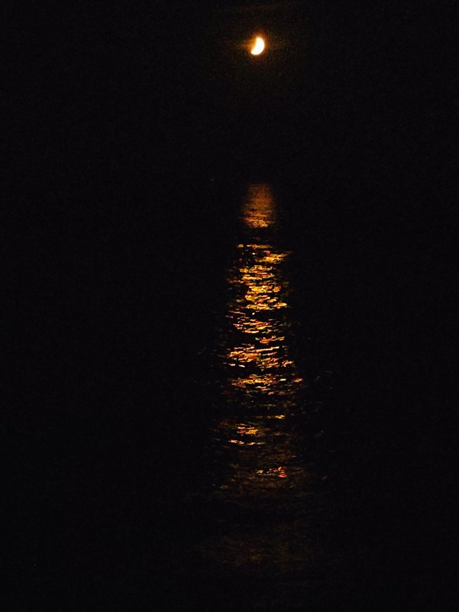 agowitter's tweet image. Moon and Sea this night @ThePhotoHour @StormHour