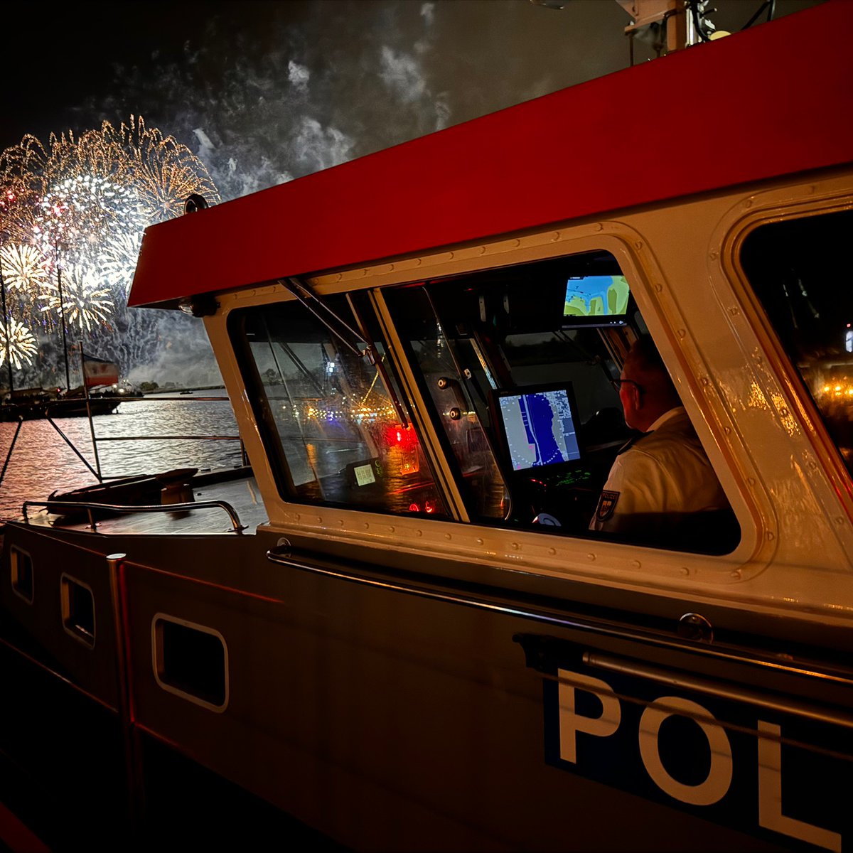 Polizei_MV's tweet photo. Kommt sicher durch diesen #HanseSail-Abend und passt auf euch auf!
#Vorsicht an der #Kaikante!!!
#lastTweet #PolizeiHRO #PolizeiMV https://t.co/UnVaVLHvpJ