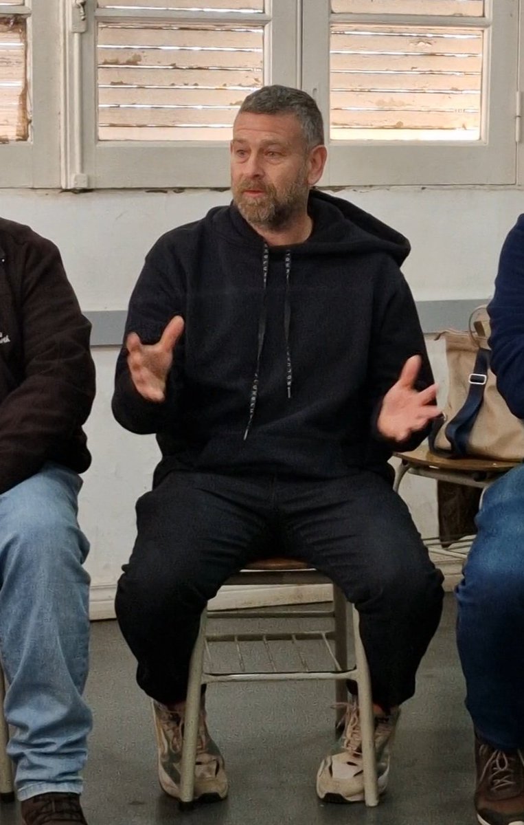 Culminamos la última instancia del Curso de Reeducación para Condenados Viales en la <a href="/DGTRosario/">Dirección General de Tránsito</a>
✅️ La presentación del documental del caso Pira " Sólo muere quien se olvida" les permitió a los participantes reflexionar sobre un caso paradigmático de violencia vial.
1/3 👇