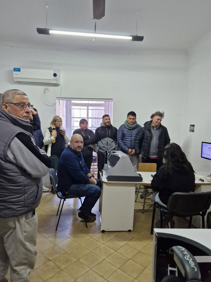 2/3👉Además recorrieron el Centro de Emisión de Licencias y observaron la importancia de los pasos y exigencias involucrados en la obtención de este documento que acredita la aptitud de una persona para conducir, y que involucra una enorme responsabilidad y compromiso ciudadano.