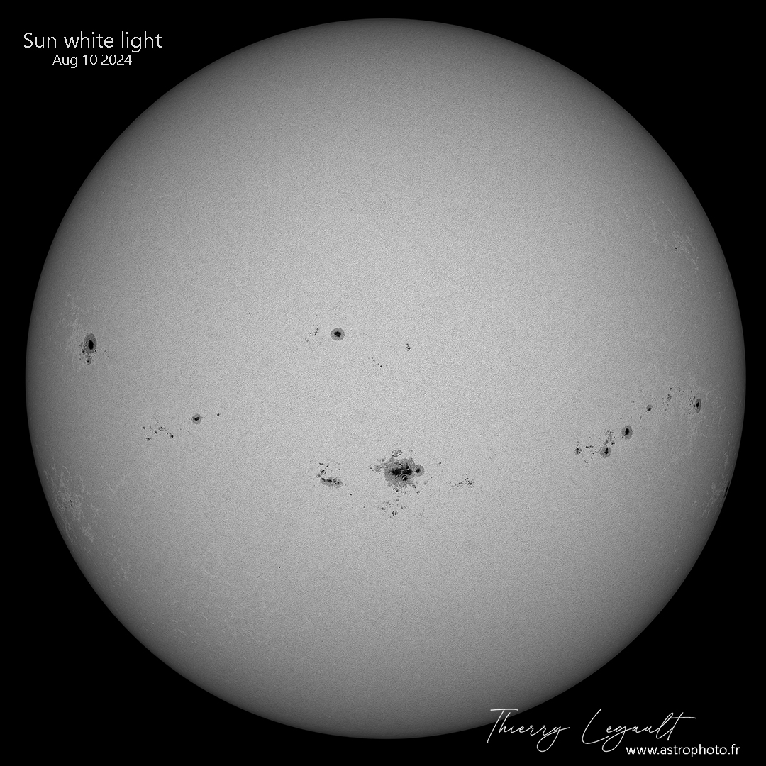 ThierryLegault's tweet image. One of the biggest sunspots of the solar cycle faces Earth today! 馃槑
Several groups are able to host powerful eruptions that could generate geomagnetic storms and auroras in the days to come 馃槏