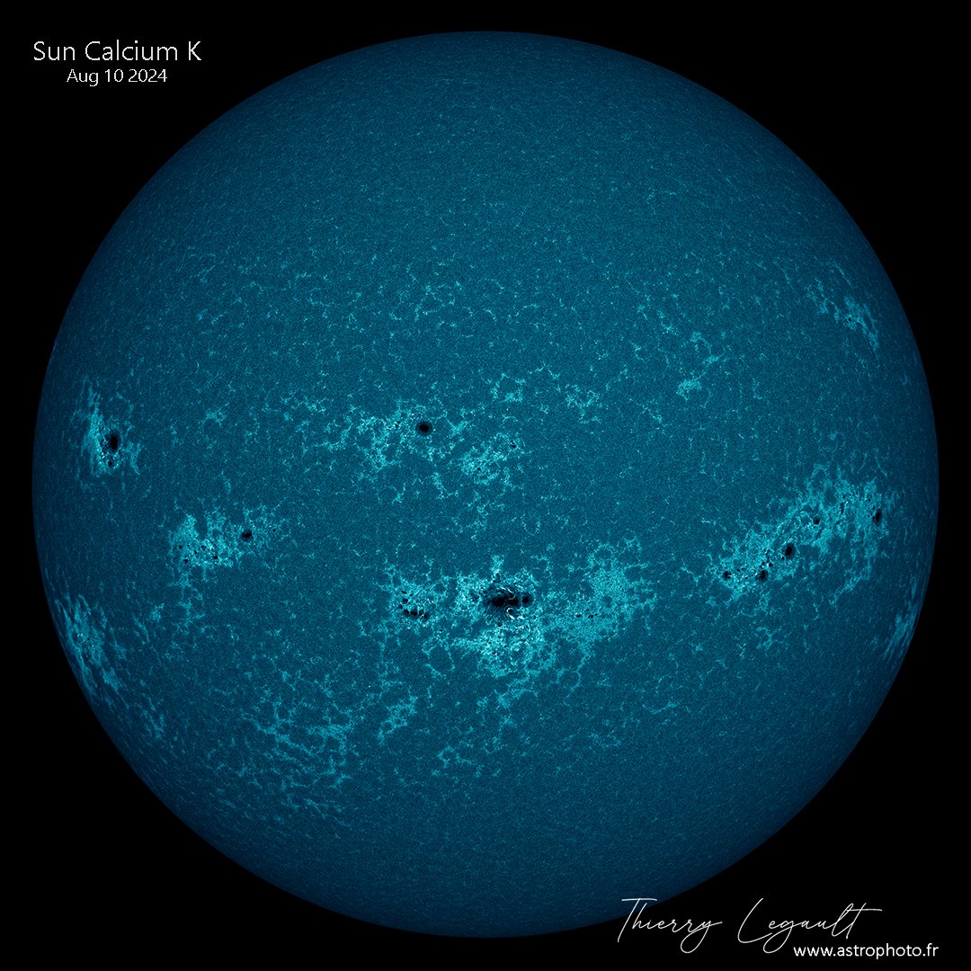 ThierryLegault's tweet image. One of the biggest sunspots of the solar cycle faces Earth today! 馃槑
Several groups are able to host powerful eruptions that could generate geomagnetic storms and auroras in the days to come 馃槏