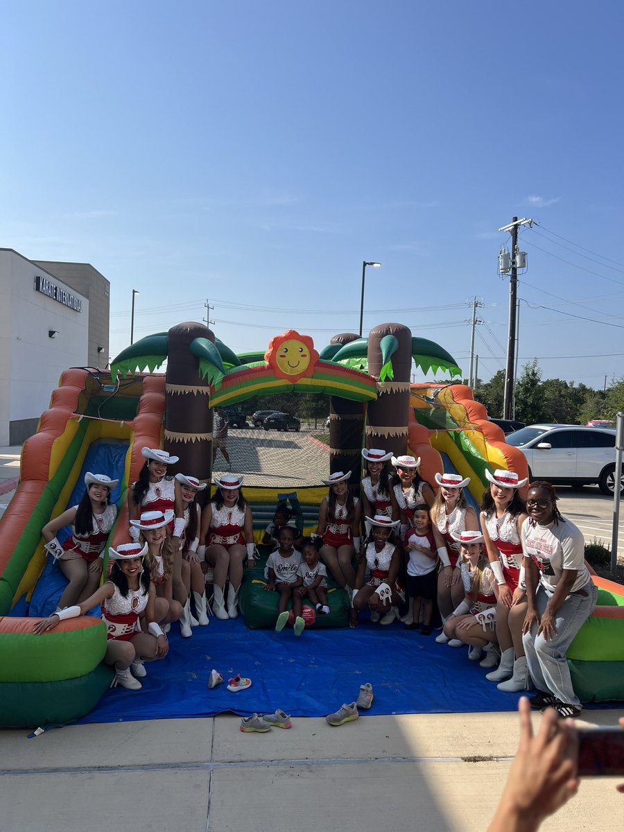 taftsladytrack's tweet photo. Had fun with @THSHighsteppers kicking off the Back to School bash with Ivy Kids. https://t.co/RkfxAZ9i3d