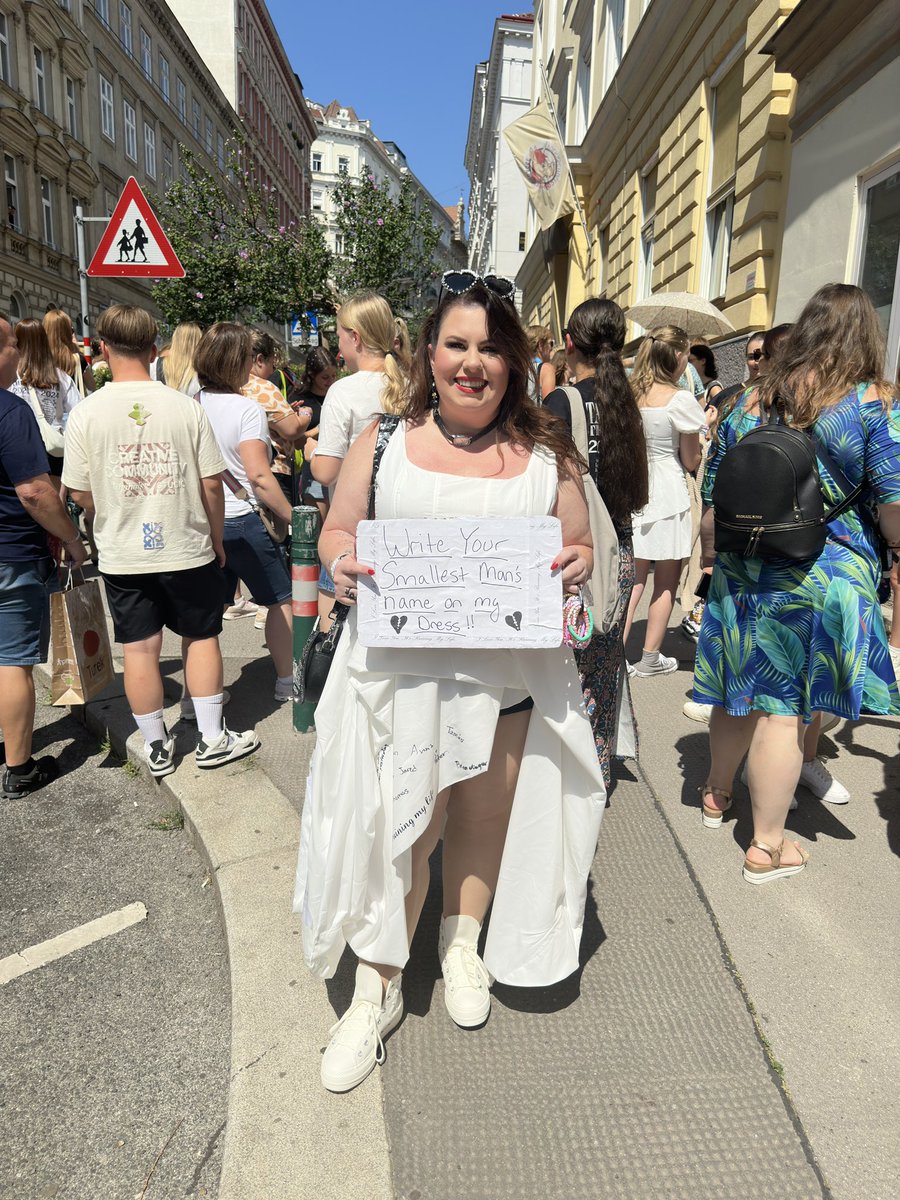 AmandaRogers91's tweet photo. “I can do it with a broken heart” 💔 So happy to see everyone get out in Vienna. Love always wins! 🫶🏼 #SmallestManDress #Swifties #ViennaSwifties #ViennaTStheErasTour #TaylorSwift #Vienna #Austria #TheErasTour @taylornation13 @taylorswift13 https://t.co/0X7HXabcIw