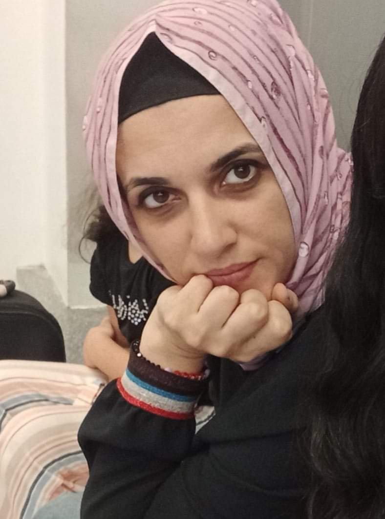 deryaca8888's tweet photo. Çek gözlerine sürmeyi ey kara gözlü kadın
Kim demiş yürek umuda küser. 
Sen ki ne günler atlattın da başını öne eğmedin
Her acı gelip sende konakladı da misafirimdir dedin
Kalk toprağa,çocuğa,kuşa,çiçeğe,şiire elin değsin
Şahlandır yüreğinde ki umudu SEN daha ölmedin. #GültenAlp https://t.co/8KlIkHgA6K