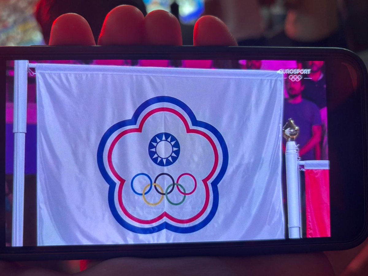 15000 people in that stadium, only one guignol in that spot