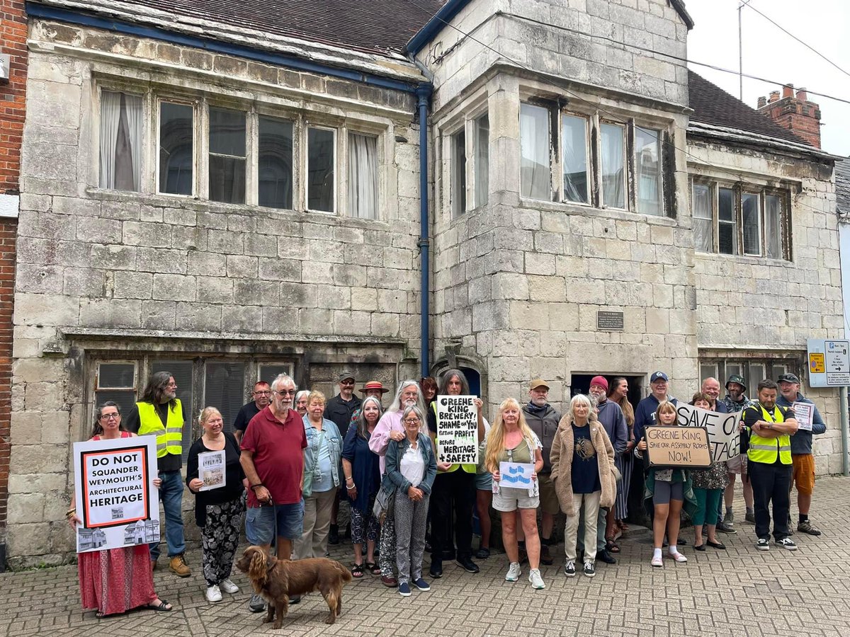 Among the Protesters in Weymouth today marching to protect the Old Assembly Rooms which Greene King apparently own and are allowing to fall into disrepair.
Well done DIG the Street. 
 <a href="/greeneking/">Greene King</a> #Weymouth